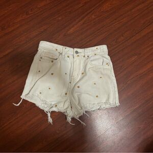 white shorts with daisys